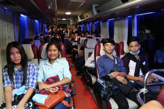 Đoàn học sinh trường phổ thông dân tộc nội trú trường THCS-THPT Trà Cú (tỉnh Trà Vinh) đến ngày hội từ rất sớm - Ảnh: Như Hùng