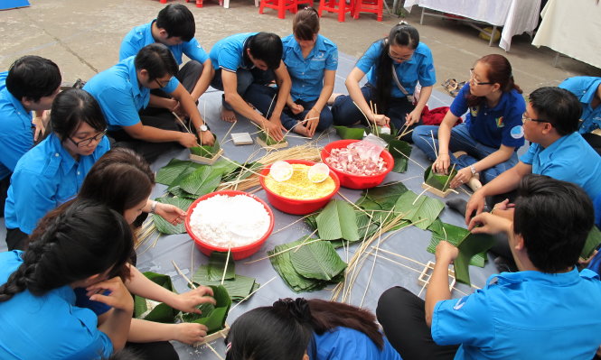 Các bạn trẻ trải nghiệm cùng làm 500 chiếc bánh chưng tại ngày hội - Ảnh: K.ANH