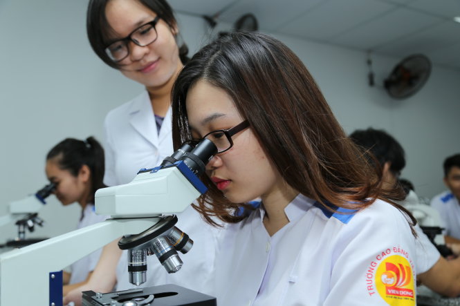 Sinh viên năm nhất khoa xét nghiệm y học Trường CĐ Viễn Đông, Q.12, TP.HCM trong giờ thực hành - Ảnh: NHƯ HÙNG