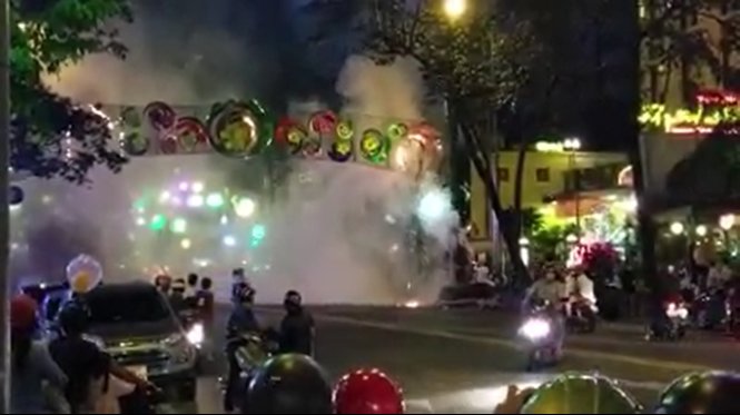 Hiện trường vụ cháy dàn đèn trang trí đường Phạm Ngọc Thạch - Ảnh cắt từ clip