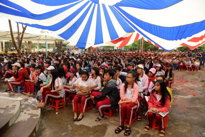 Hàng nghìn học sinh đã có mặt tại buổi tư vấn - Ảnh: HỮU KHOA