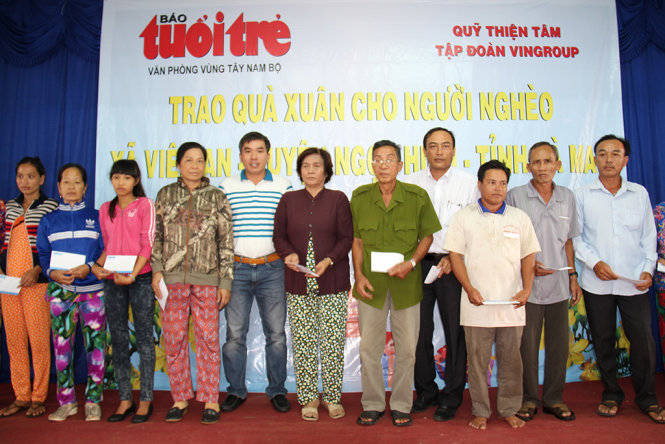 Đại diện quỹ Thiện Tâm (Tập đoàn Vingroup) trao quà xuân cho người nghèo