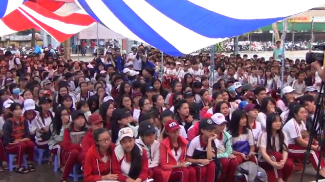 Đông đảo học sinh đến với chương trình tư vấn tuyển sinh - hướng nghiệp năm 2017 diễn ra tại Trường THPT Lý Thường Kiệt (thị xã La Gi, Bình Thuận) sáng 15-1 - Ảnh: A Lộc