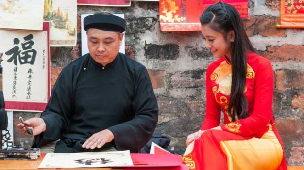 Thiếu nữ xin chữ ông đồ đầu năm - Ảnh: Trần Năm Thương.