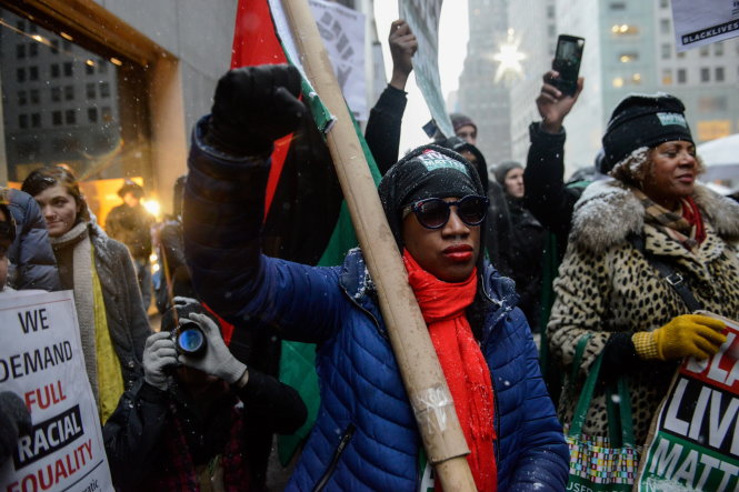 Nhóm người da màu Black Lives Matter tuần hành trước Trump Tower tại New York ngày 14-1 - Ảnh: Reuters