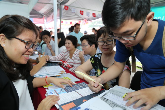 Đông đảo học sinh và phụ huynh tìm hiểu thông tin tại các gian tư vấn của các trường ở Ngày hội tư vấn tuyển sinh - hướng nghiệp 2017 do báo Tuổi Trẻ tổ chức sáng 15-1 - Ảnh: Như Hùng
