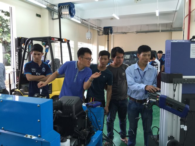 Giờ thực hành nghề công nghệ ôtô tại Trường CĐ nghề Thanh niên dân tộc nội trú Tây nguyên - Ảnh: Hồng Hưng