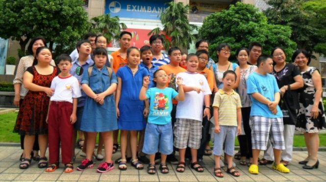 Cô Võ Thị Khoái dắt đám học trò nhỏ ra phố chơi