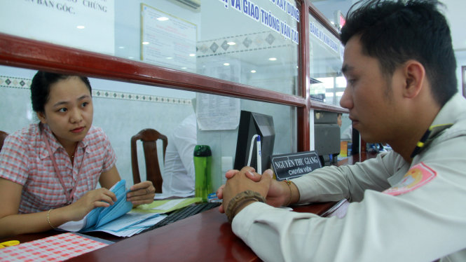 Đà Nẵng được đánh giá có đội ngũ công chức có trình độ cao, chuyên nghiệp. Trong ảnh: Công chức làm việc ở trung tâm hành chính quận Hải Châu - Ảnh: Hữu Khá