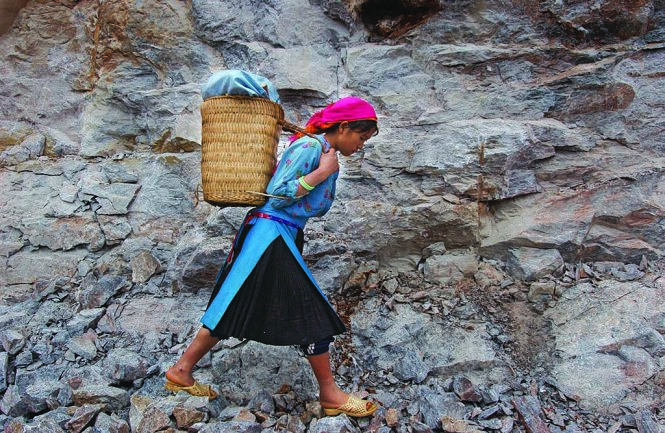 Phụ nữ Mông trên đường ra chợ - Ảnh: Kim Hoa