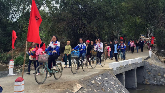 Khánh thành cầu Bản Tý - học sinh vui mừng đi trên cây cầu mới