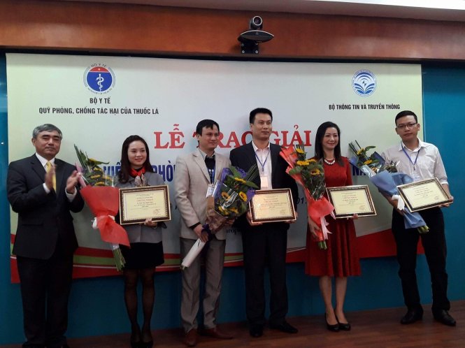 Các tác giả đoạt giải nhất trong cuộc thi, tác giải Ngọc Khải ở bìa phải ảnh - Ảnh Thúy Anh