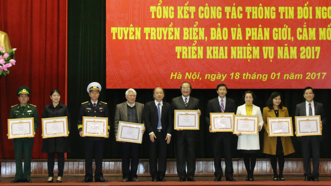 Lãnh đạo Ban Tuyên giáo trung ương tặng bằng khen cho các cá nhân và tập thể tại hội nghị - Ảnh: Hoài Nam