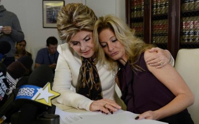 Bà Summer Zervos (phải) và luật sư Gloria Allred tại cuộc họp báo ở Los Angeles - Ảnh: Reuters