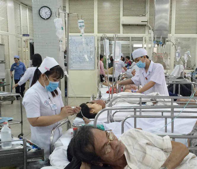 Nhiều bệnh viện, trong đó có Bệnh viện Chợ Rẫy, đang rơi vào cảnh hết thuốc thuộc nhóm kiểm soát đặc biệt dùng trong các trường hợp cấp cứu, giảm đau, gây mê hồi sức... Trong ảnh: cấp cứu bệnh nhân tại Bệnh viện Chợ Rẫy, TP.HCM - Ảnh: L.TH.H.
