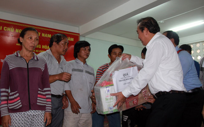 Phó thủ tướng thăm hỏi, tặng quà cho bà con bị cháy nhà tại Ký túc xá Trường CĐ Y tế Khánh Hòa - Ảnh: TRUNG TÂN