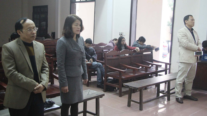 Đại diện Sở GD-ĐT Nghệ An (bìa trái) và đại diện liên danh nhà thầu Anh Đức - Sao Mai nghe tòa tuyên án sáng 20-1 - Ảnh: DOÃN HÒA