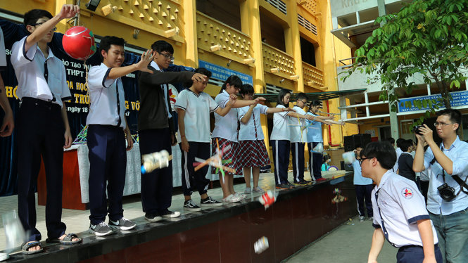 Các học sinh Trường THPT Ernst Thalmann (Q.1, TP.HCM) thi thả trứng không vỡ - Ảnh: NHƯ HÙNG