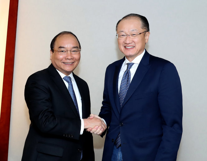 Thủ tướng Nguyễn Xuân Phúc và Chủ tịch Diễn đàn kinh tế thế giới Klaus Schwab chứng kiến lễ ký thỏa thuận hợp tác giữa WEF và Việt Nam - Ảnh: TTXVN