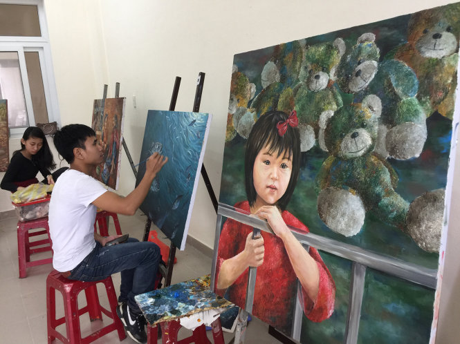 Sinh viên hội họa Trường ĐH Nghệ thuật Huế trong giờ thực hành. Trong 2 năm liền, trường này không tuyển được sinh viên hội họa - Ảnh: THÁI LỘC
