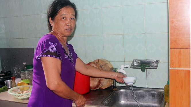 Một hộ dân đường Hồ Học Lãm, Q.Bình Tân bỏ nước giếng sử dụng nước máy sau khi được cấp nước - Ảnh: Q.Khải