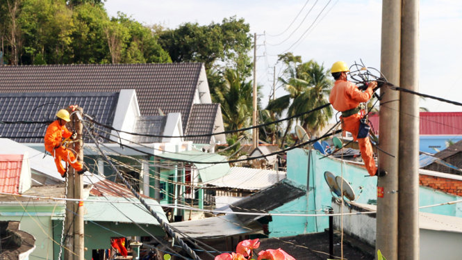 Công nhân điện lực kéo đường dây cấp điện cho người dân xã đảo Sơn Hải (huyện Kiên Lương) - Ảnh: K.NAM