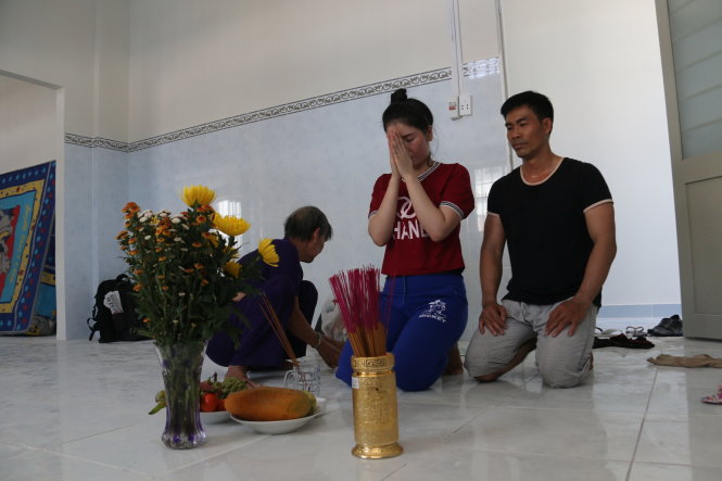 Vợ chồng anh Nguyễn Thanh Phong (quê Trà Vinh) làm lễ cúng vào nhà mới - Ảnh: Tiến Long