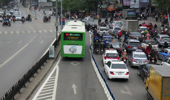 Xe buýt nhanh đi lại thuận tiện hơn sau khi có dải phân cách - Ảnh QUANG THẾ