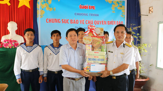 Đại diện báo Tuổi Trẻ vùng Tây Nam Bộ trao quà Tết cho đại tá Nguyễn Duy Tỷ- phó Tư lệnh, tham mưu trưởng Vùng 5 Hải quân - Ảnh: TIẾN TRÌNH