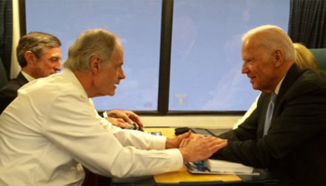 Ảnh ông Joe Biden (phải) đăng trên twitter của nghị sĩ Tom Carper (phải). Ông Carter viết:
