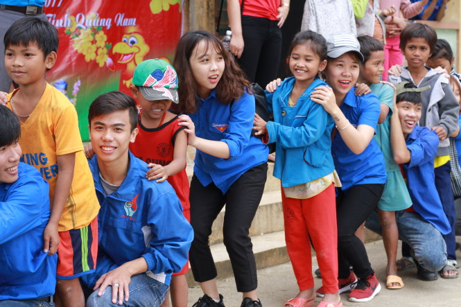 Niềm vui của trẻ vùng cao đôi khi là sự xuất hiện của những “người lạ”, những anh chị miền xuôi trong bản làng. Trong ảnh: nhóm bạn Trường ĐH Kiến trúc Đà Nẵng vui chơi với các em Trường tiểu học xã Mà Cooih (huyện Đông Giang, Quảng Nam) - Ảnh: NGUYỄN THANH BÌNH