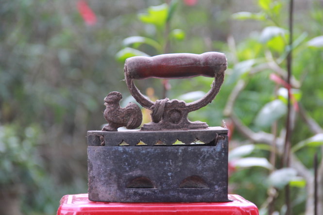 Bàn ủi than có con gà đang là của hiếm trong làng và đã trở thành ký ức đang dần bị lãng quên - Ảnh: Trần Mai