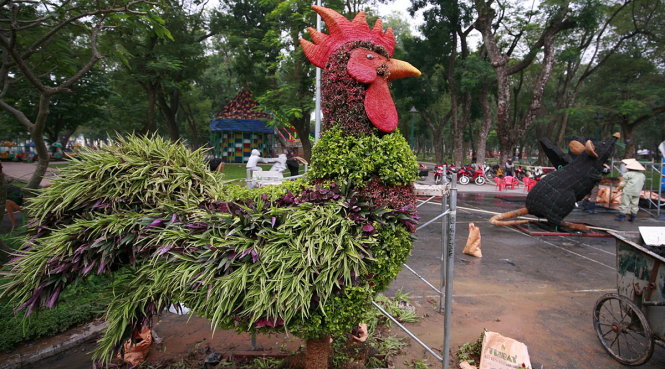 Một chú gà trống nhiều màu được trang trí rực rỡ bằng hoa, cỏ đã được hoàn thiện - Ảnh: NAM TRẦN