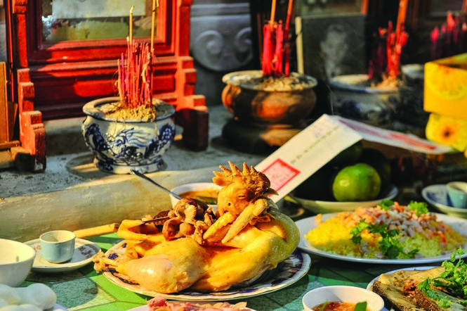 Bàn lễ cúng của người Huế với vị trí trung tâm luôn là con gà trống - Ảnh: PHẠM BÁ THỊNH