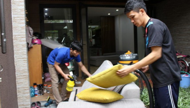 Hai bạn sinh viên ĐH Bách khoa Đà Nẵng tranh thủ đi dọn nhà cuối năm kiếm thêm thu nhập - Ảnh: ĐOÀN NHẠN