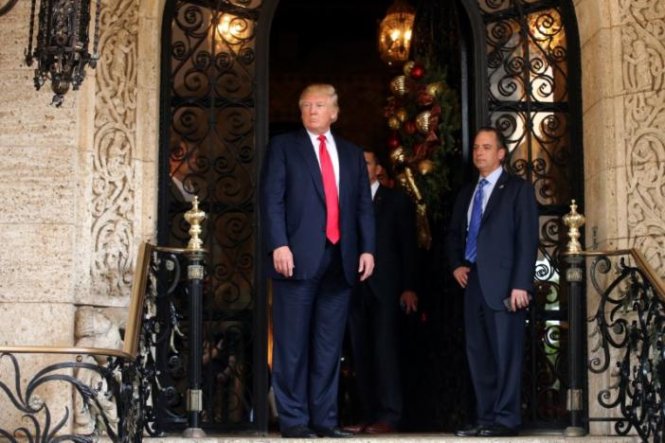 Chánh văn phòng Nhà Trắng Reince Priebus đứng cạnh tổng thống Donald Trump khi ông nói chuyện với giới truyền thông tại Palm Beach, bang Florida (ảnh tư liệu ngày 21-12-2016) - Ảnh: Reuters