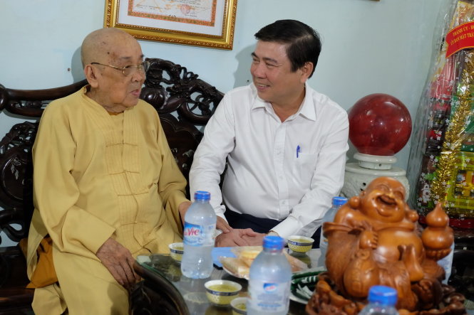 Ông Nguyễn Thành Phong – Chủ tịch UBND TP thăm hòa thượng Thích Hiển Tu - Ảnh: Vũ Thủy