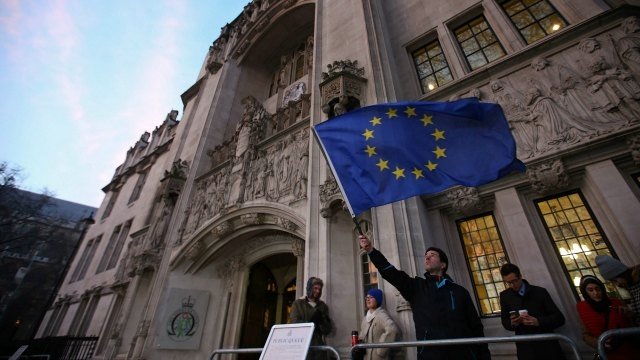 Một người đàn ông phất cờ EU trong lúc xếp hàng chờ vào Tòa án Tối cao tại London ngày 24-1-2017 - Ảnh: AFP