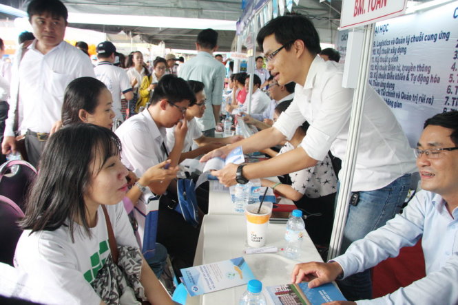 Thí sinh tìm hiểu thông tin tuyển sinh tại gian tư vấn của Trường ĐH Quốc tế trong Ngày hội tư vấn xét tuyển - Ảnh: TRẦN HUỲNH