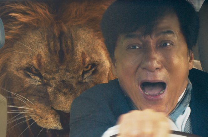 Thành Long với con sư tử trong Kungfu Yoga - Ảnh: Galaxy