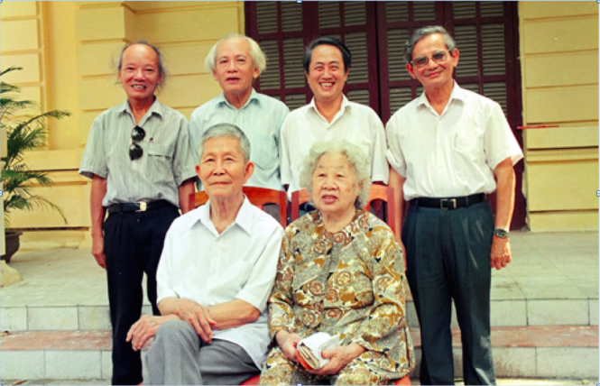 Tứ trụ sử học Việt Nam đương đại (hàng sau, từ trái qua: GS Trần Quốc Vượng - GS Đinh Xuân Lâm - GS Hà Văn Tấn - GS Phan Huy Lê) với ông bà GS Trần Văn Giàu (năm 1996) - Ảnh: GS Phan Huy Lê cung cấp
