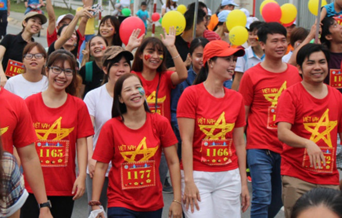 Công nhân và người lao động tại Bình Dương tham gia một sự kiện đi bộ tập thể gần dịp Tết nguyên đán 2017 - Ảnh: ĐÌNH TRỌNG