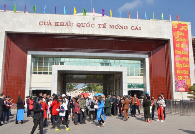 Đoàn khách du lịch thông quan qua cửa khẩu quốc tế Móng Cái - THU HẰNG