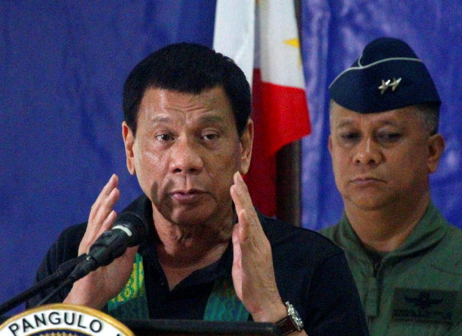 Tổng thống Philippines Rodrigo Duterte thăm doanh trại quân đội ở Maguindanao ngày 27-1 - Ảnh: Reuters