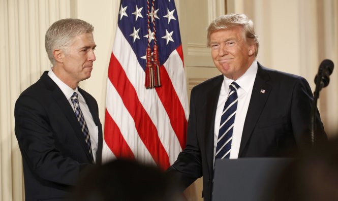 Tổng thống Donald Trump (phải) bắt tay thẩm phán Neil Gorsuch sau khi tuyên bố đề cử ông giữ cương vị chánh án tòa án tối cao Mỹ - Ảnh: Reuters