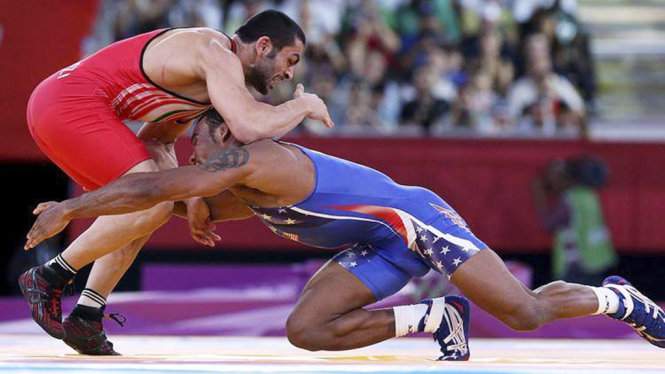 Đô vật Mỹ Jordan Burroughs (phải) tranh HCV Olympic London 2012 hạng cân 74kg vật tự do cùng đối thủ Iran Sadegh Saeed - Ảnh: AP
