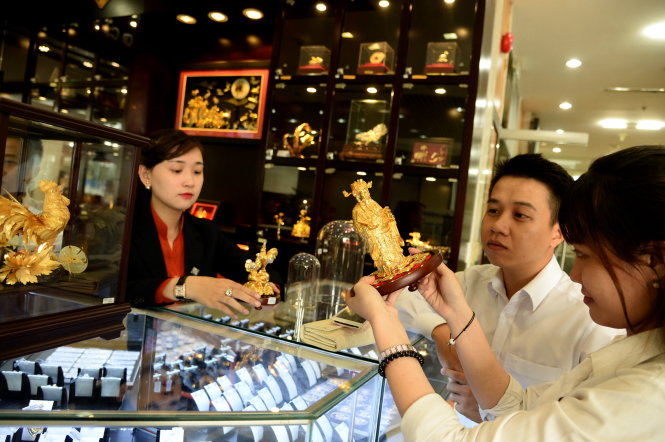 Người dân mua vàng Thần tài, vàng nữ trang... tại điểm bán vàng của Sacombank trên đường Nam Kỳ Khởi Nghĩa (TP.HCM) - Ảnh: Tự Trung