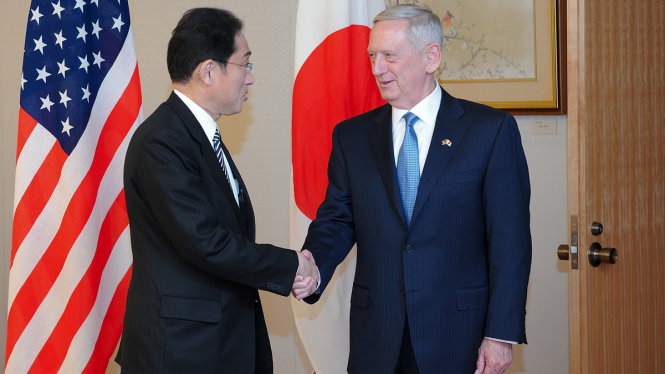 Bộ trưởng quốc phòng Mỹ James Mattis (phải) và Bộ trưởng ngoại giao Nhật Bản Fumo Kishida bắt tay trước cuộc hội đàm của họ tại Tokyo ngày 3-2-2017 - Ảnh: Reuters