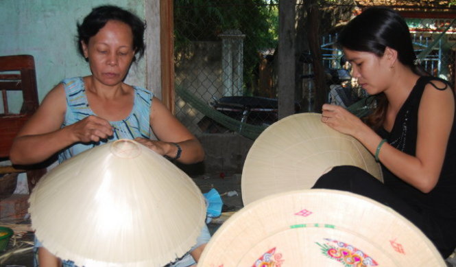 Chiếc nón lá thành phẩm của làng Gò Găng qua bàn tay người thợ chằm nón - Ảnh: H.V.M.