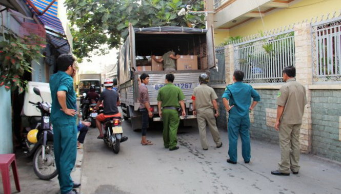 Lực lượng chức năng chốt chặn kiểm tra không cho xe tải chở chất đốt, hóa chất gây ô nhiễm vào các cơ sở bị bắt buộc di dời - Ảnh: N.Triều